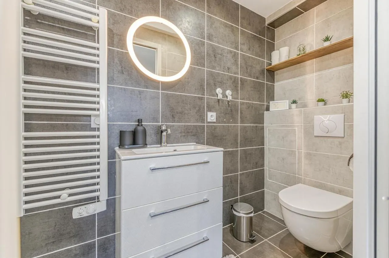 Le Petit Parfait Confort Gare Hamac Netflix Grenoble 0*,  France