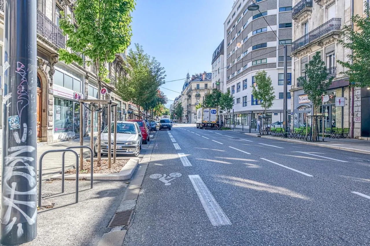 Le Petit Parfait Confort Gare Hamac Netflix Grenoble France