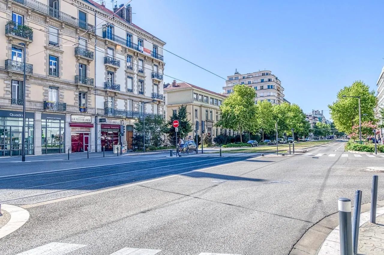 Le Petit Parfait Confort Gare Hamac Netflix Grenoble 0*,  France